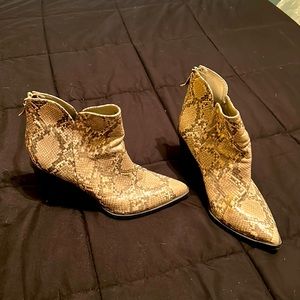 Snake faux leather booties w a pointy toe and 3 inch block stacked heel. Y’all !